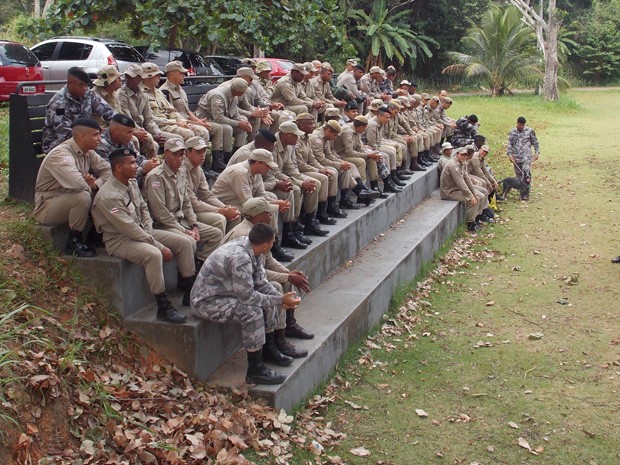 Momento em que PMs recebem orientação (Foto: Polícia Militar da Bahia/Divulgação)
