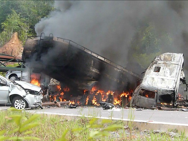 Caminhões explodiram após a colisão na BR-174 (Foto: Francisco Carioca/TV Amazonas)