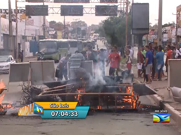 G1 Moradores bloqueiam dois sentidos de avenida de São Luís nesta