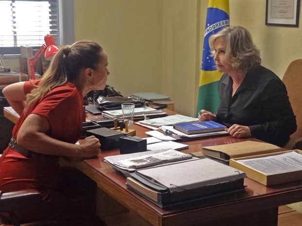 As duas relembram os últimos momentos de Ivan (Foto: Carolina Rios/Gshow)