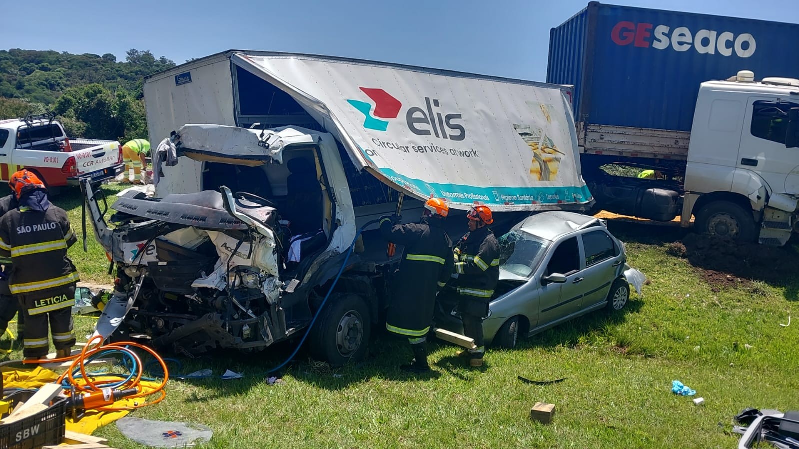 Acidente Entre Caminh Es E Carros Causa Congestionamento Na Rodovia Dos