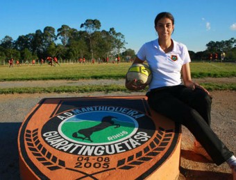 Nilmara Alves sentada no símbolo do Manthiqueira (Foto: Divulgação)