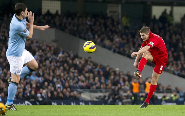 Gerrard Liverpool Barry Manchester City (Foto: AP)
