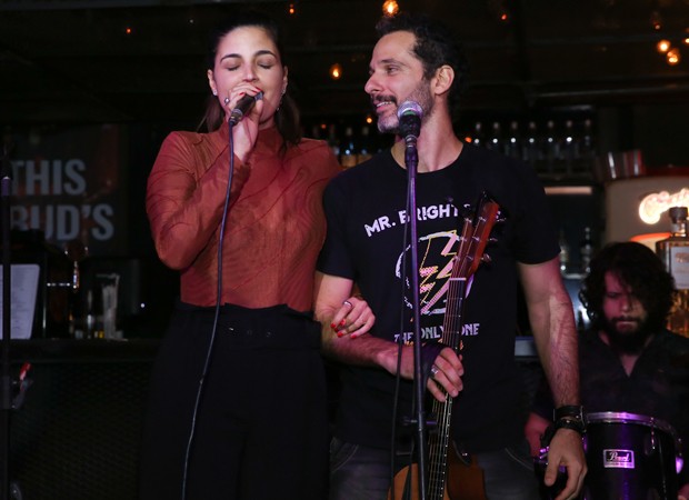 Emanuelle Araújo canta com Mouhamed Harfouch (Foto: Roberto Filho/BrazilNews)