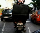 Motociclistas 'driblam' radares com correntes (Reprodução/TV Globo)