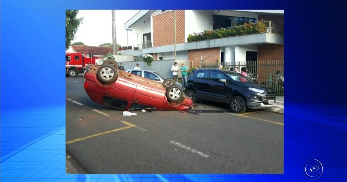 Carro fica com as rodas para cima após acidente em Votuporanga - Globo.com