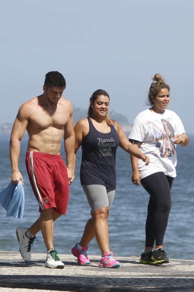 Preta Gil e namorado, Rodrigo Godoy, caminham na praia (Foto: Gil Rodrigues/PhotoRio News)