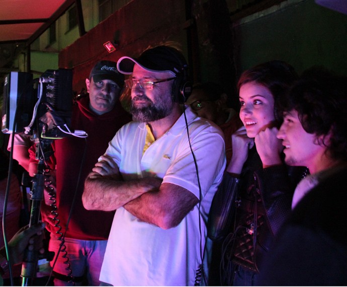 Diretor Mauro Mendonça Filho revê cena com Camila Queiroz e Gabriel Leone (Foto: Alessandra Lucas/Gshow)