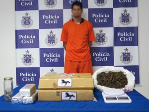 Suspeito foi preso com cerca de 18 quilos de maconha (Foto: Divulgação / Polícia Civil)