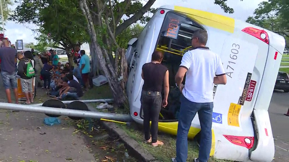 Ônibus tombou perto do Aeroporto Santos Dumont e deixou feridos (Foto: Reprodução/GloboNews)