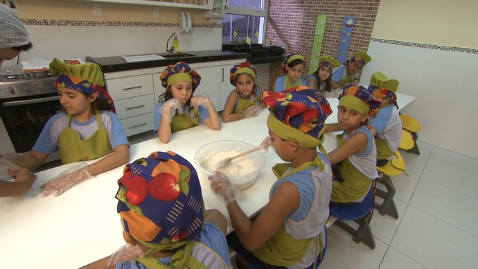 Crianças preparam alimentos e aprendem a importância dos hábitos saudáveis (Foto: TV Bahia)