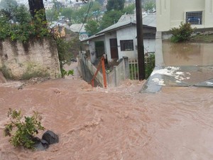Chuva causa abertura na pavimentação da rua Virgílio Ramos (Foto: Eder de Liz/ Divulgação)
