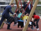 Príncipe Harry se diverte com crianças em visita a parque