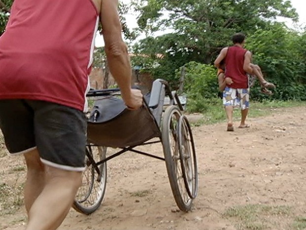 Moradores da Rua Lafetá, em Coração de Jesus, têm dificuldade de caminhar sobre a rua sem asfalto. (Foto: Reprodução / Inter TV MG)
