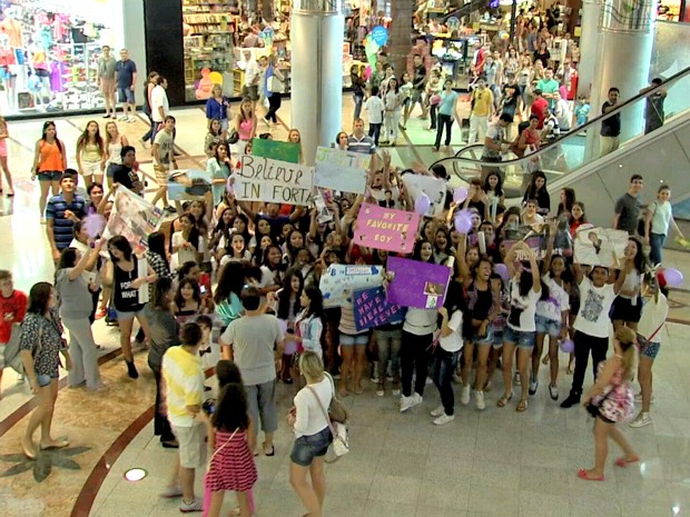 Dezenas de fãs do cantor Justin Bieber se reuniu neste domingo (13) em um shopping de Fortaleza. O encontro foi marcado pela internet por uma adolescente de 14 anos e fã da estrela teen. Com cartazes e gritos, o grupo de adolescentes pedia um show da turnê do Justin Bieber em Fortaleza.  (Foto: TV Verdes Mares/ Reprodução)