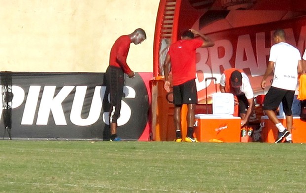 Felipe leva ovada no treino do Flamengo (Foto: Raphael Bózeo)