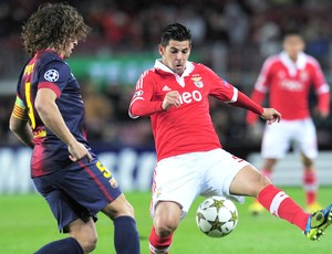 Puyol e Nolito, Barcelona e Benfica (Foto: Agência AFP)