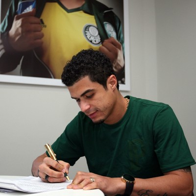 Egidio assina com o Palmeiras (Foto: Fabio Menotti / Ag. Palmeiras / Divulgação)