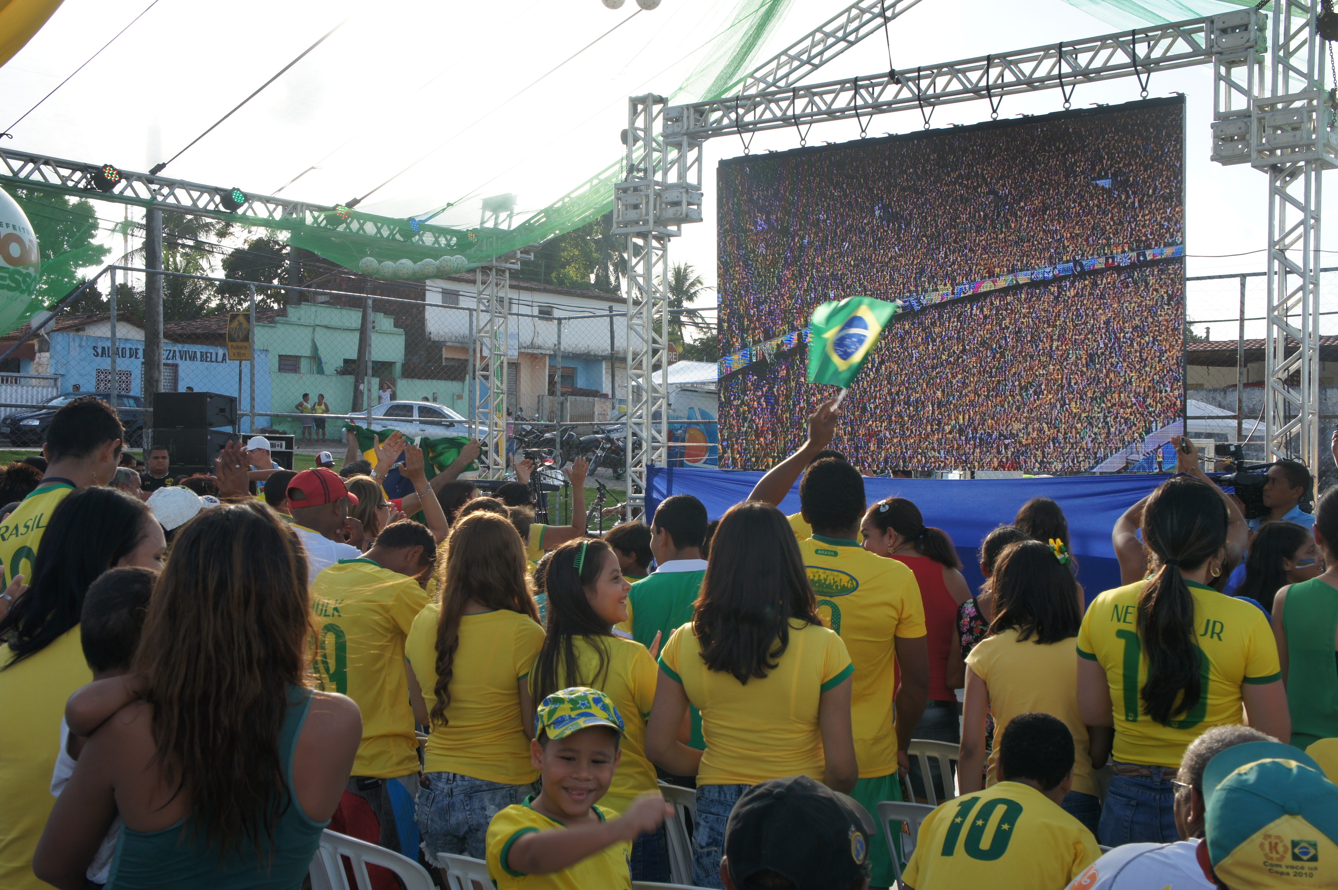 Alto do Mateus assistiu ao jogo em um telão de LED montado pela TV Cabo Branco (Foto: Daniel Sousa/TV Cabo Branco)