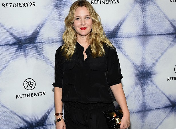 Drew Barrymore, desde que era atriz mirim, nunca fez questão de ser magrinha. E continua não fazendo. Numa entrevista à revista 'Elle', a estrela chegou a declarar: "Não existe espaço na minha vida para neuroses nem para as expectativas alheias". (Foto: Getty Images)