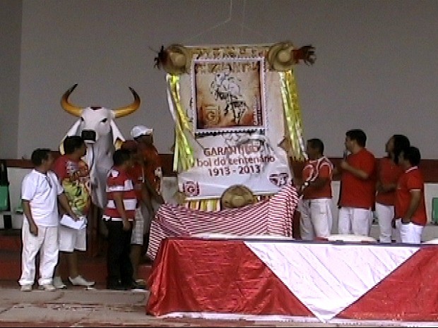 Porta-estandarte comemorativo do centenário do Garantido foi exibido (Foto: Reprodução/TV Amazonas)