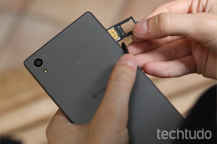 Insira o chip no slot do Xperia Z5 (Foto: Lucas Mendes/TechTudo) Insira o chip no slot do Xperia Z5 (Foto: Lucas Mendes/TechTudo)