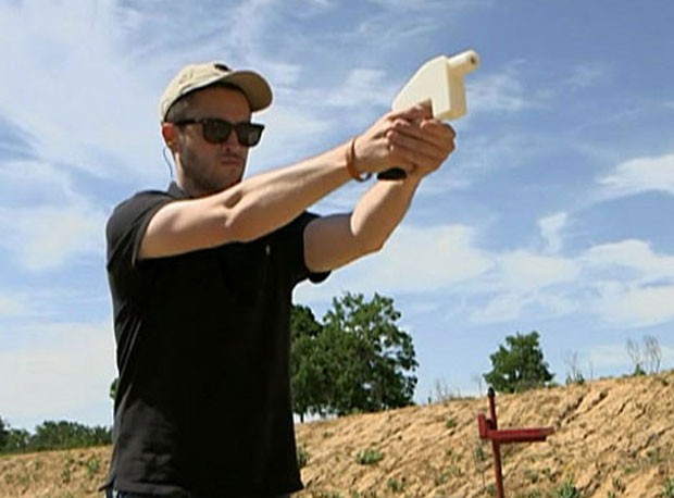 Pistola feita com plástico e produzida com uma impressora 3D foi disparada com sucesso pela primeira vez nos Estados Unidos (Foto: BBC)