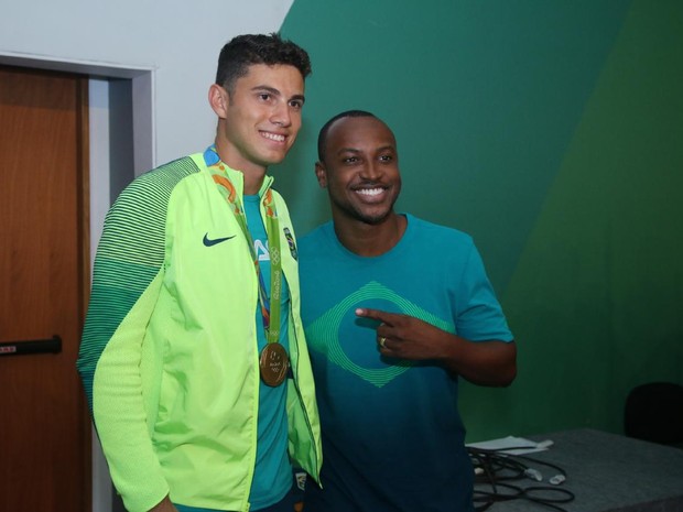Thiago Braz e Thiaguinho em evento na Zona Oeste do Rio (Foto: Daniel Pinheiro/ Ag. News) Thiago Braz e Thiaguinho em evento na Zona Oeste do Rio (Foto: Daniel Pinheiro/ Ag. News)