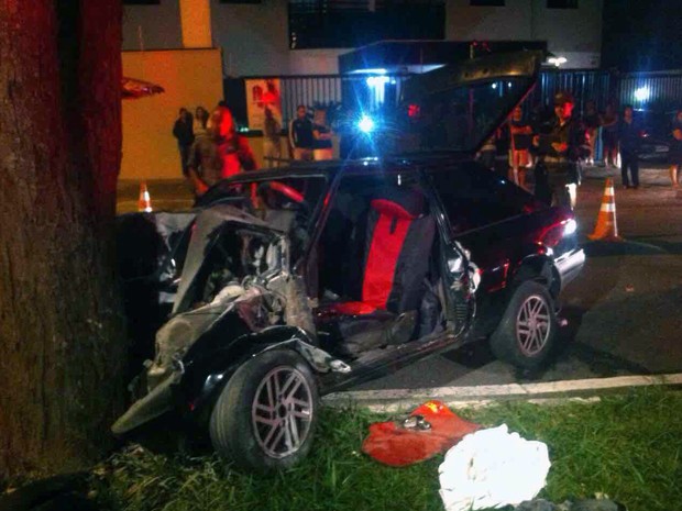 Três ficam feridos em acidente na zona sul de São José dos Campos (Foto: Divulgação/ Corpo de Bombeiros)