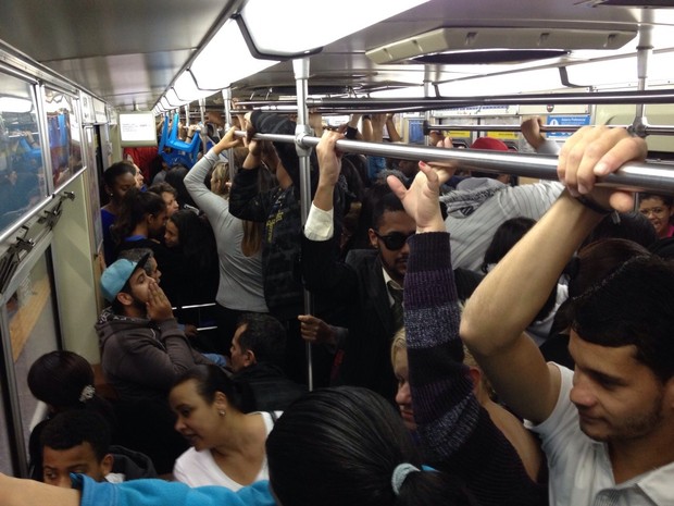 Vagão do Metrô lotado por fiéis da Marcha para Jesus (Foto: Letícia Macedo/G1)