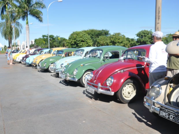 Evento em homenagem ao Dia Nacional do Fusca reuniu aproximadamente 150 veículos em Campo Grande (Foto: Mirian Machado/G1 MS)