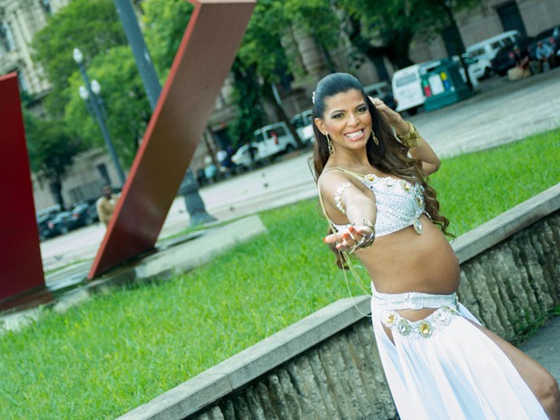 Rosemeire pretende desfilar no Sambódromo com oito meses de gravidez. (Foto: Flavio Moraes/G1)
