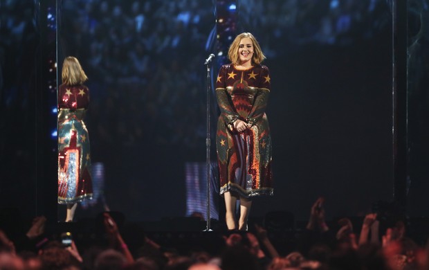 Adele usa look polêmico no palco do BRIT Awards 2016, em Londres (Foto: Getty Image)