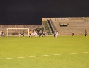 Cobrança de falta do CSP, em jogo contra Santa Cruz-PB (Foto: Hévilla Wanderley / GloboEsporte.com/pb)