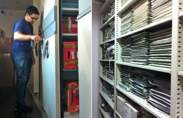 Servidor responsável abre cofre da sala onde ficam armazenados documentos do mensalão (Foto: Mariana Oliveira / G1)