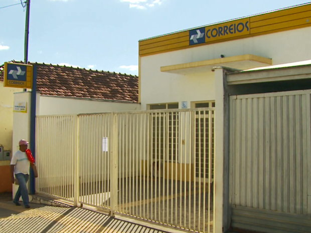 Gerente dos Correios e esposa foram feitos reféns durante assalto em Guaranésia (MG) (Foto: Reprodução EPTV) Gerente dos Correios e esposa foram feitos reféns durante assalto em Guaranésia (MG) (Foto: Reprodução EPTV)