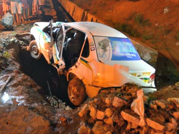 Carro ficou danificado após acidente (Foto: MT Notícias)