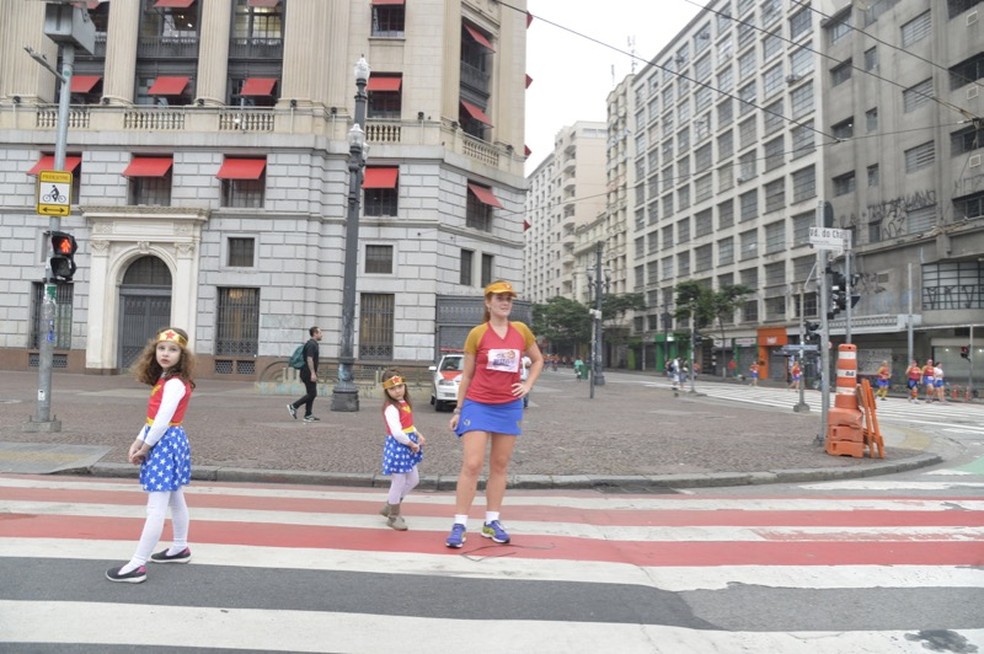 Mãe atleta com as filhas devidamente uniformizadas (Foto: Leo Shibuya/Divulgação)