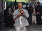 Justin Bieber é flagrado com calça molhada durante passeio