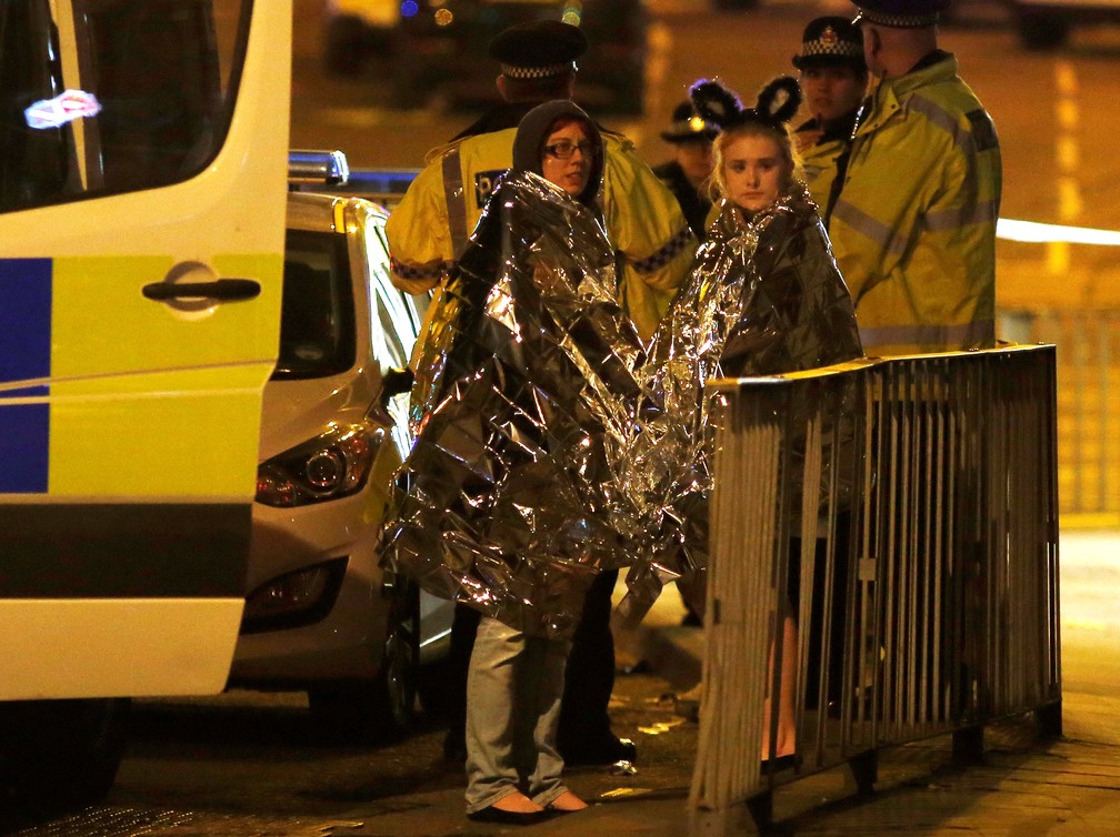 Mulheres usam capa térmica após incidente em Manchester após o show da cantora Ariana Grande (Foto: REUTERS/Andrew Yates)