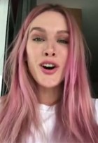 Fiorella Mattheis pinta o cabelo de rosa para viver stripper em série