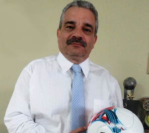 Mauro Carmélio, presidente da FCF, com a bola do Campeonato Cearense de 2013 (Foto: Divulgação/FCF)
