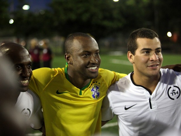 Thiaguinho e Thiago Martins em partida de futebol no Rio (Foto: Cláudio Andrade/ Foto Rio News)
