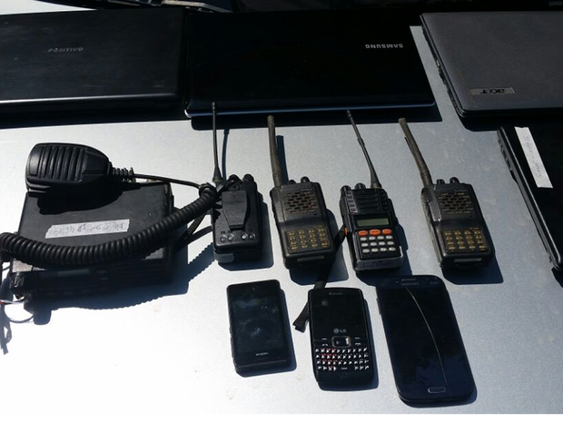 Aparelhos de celular e rdio comunicador foram apreendidos com a quadrilha (Foto: Divulgao/Polcia Civil)