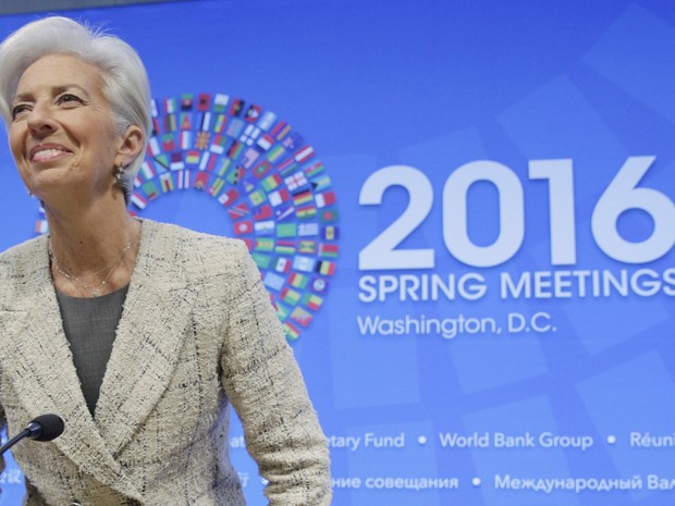 A diretora-gerente do FMI, Christine Lagarde, chega para o encontro nesta quinta-feira (Foto: Joshua Roberts/Reuters)