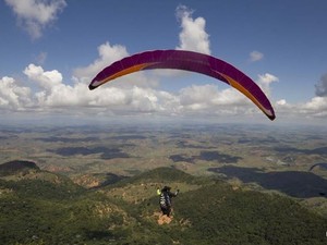 Nesta terça-feira, 29, os pilotos tiveram como prova um voo de mais de 70km de distância do Pico da Ibituruna. (Foto: Aílton Catão/AVLI)