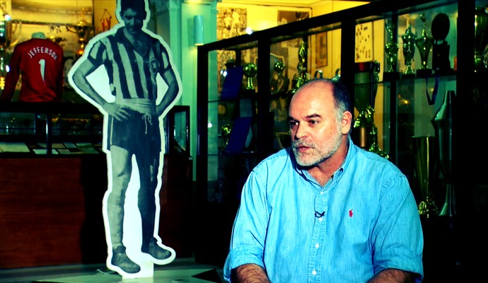 Mauricio Assumpção concedeu entrevista na sala de troféus do Botafogo (Foto: Reprodução TV Globo)