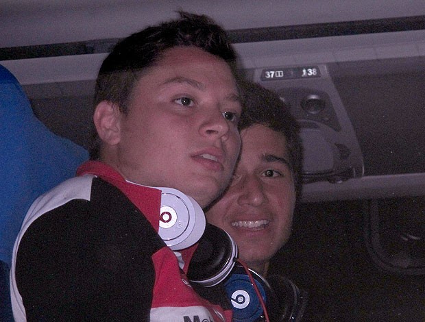 Adryan e Mattheus no desembarque do Flamengo na Bahia (Foto: Richard Souza / Globoesporte.com)