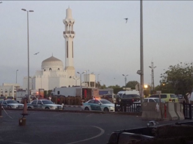 Equipes de segurança monitoram área onde homem-bomba atacou na Arábia Saudita (Foto: Reuters)