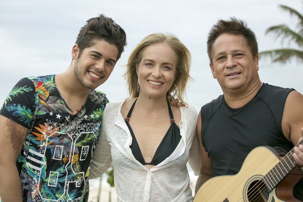 Zé Felipe, Angélica e Leonardo posam juntos depois do papo no 'Estrelas' (Foto: Isabella Pinheiro/Gshow)